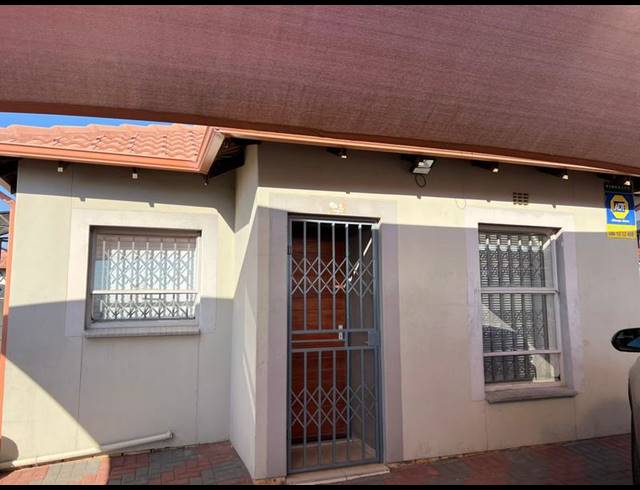 3 BEDROOM HOUSE FOR SALE IN CLAYVILLE